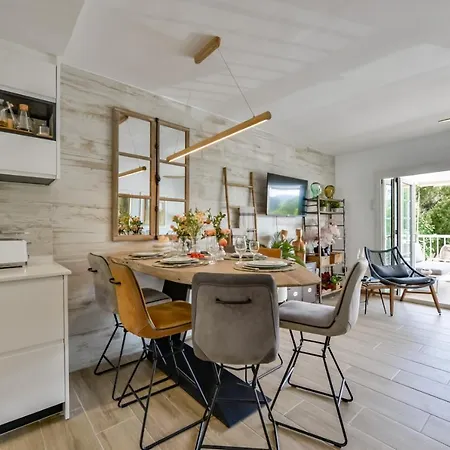 Luxury Bay Breeze Apartment